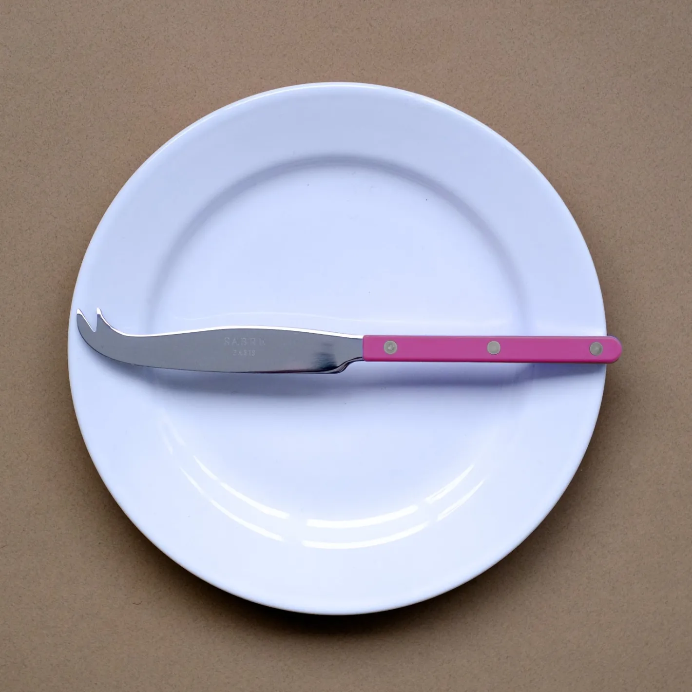Sabre Paris Bistrot Solid, Raspberry | Cheese Knife
