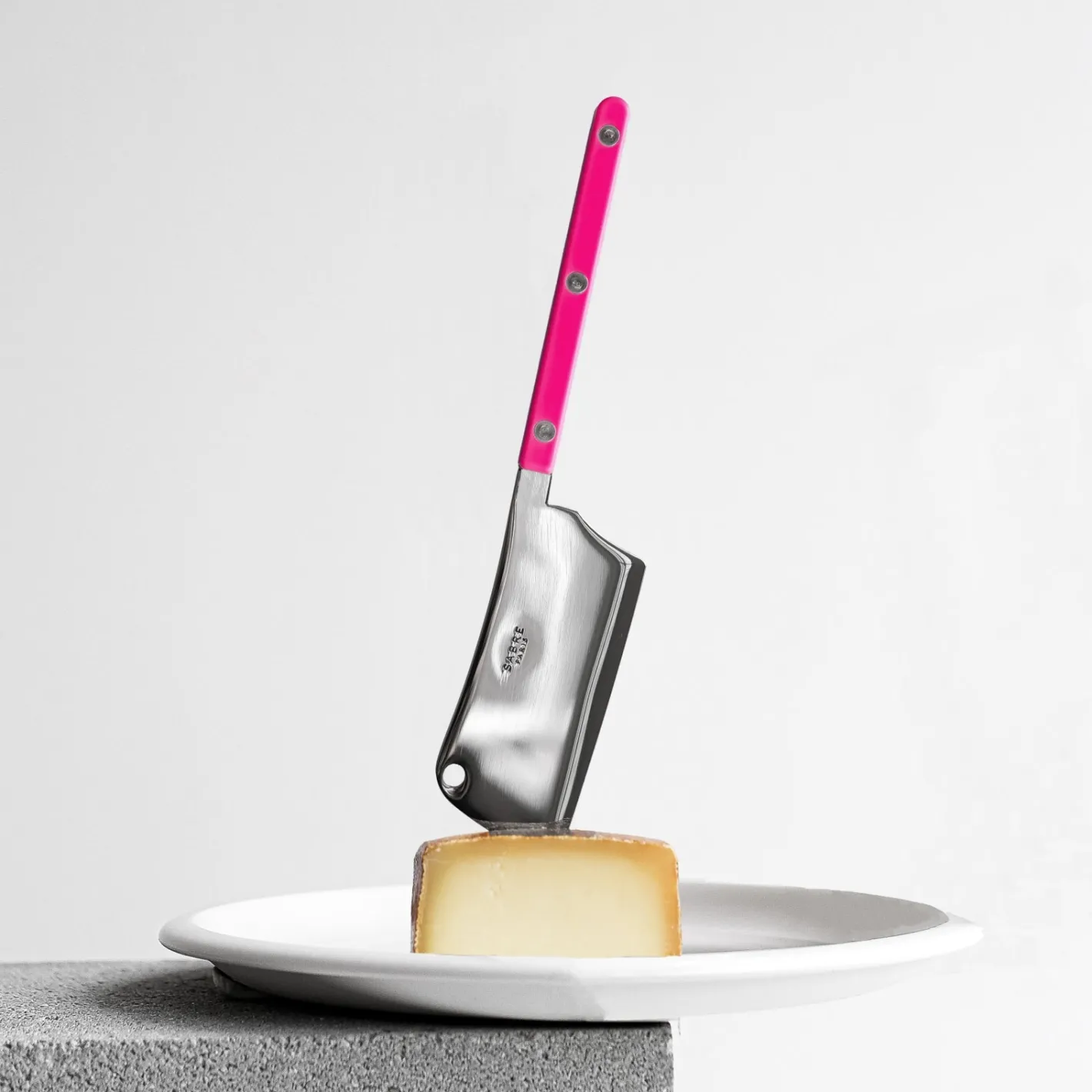 Sabre Paris Bistrot Solid, Raspberry | Cheese Cleaver
