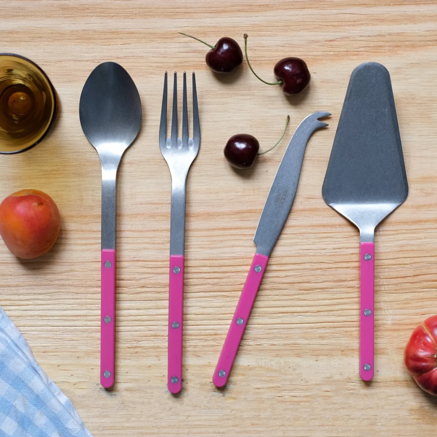 Sabre Paris Bistrot Vintage Solid, Raspberry | Set Of 4 Must-have Serving Pieces